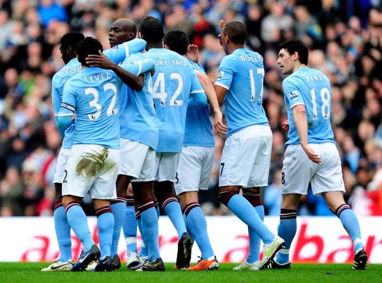 卡拉布里亚欧联攻入制胜球！挑球扣过对手+外脚背撩射一气呵成（欧联赛场卡拉布里亚制胜一击：挑球过人后外脚背劲射，一气呵成）