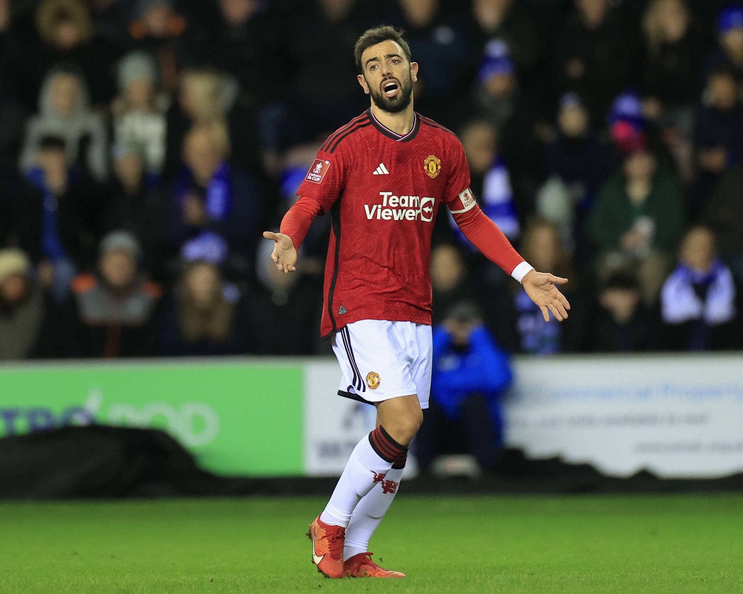 德国杯战报：昂达夫破门，斯图加特2-0十人波鸿（德国杯：昂达夫建功，斯图加特2-0击败十人波鸿）