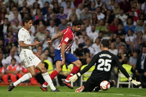 詹姆斯赛后向卡斯尔赠送签名球衣：年轻的国王，继续加油（詹姆斯赛后赠卡斯尔签名球衣：年轻的王者，继续前行）